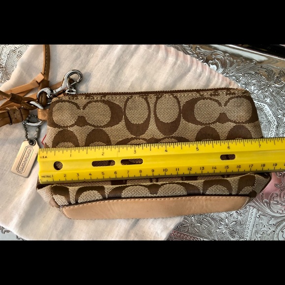 🔥Coach Wristlet🔥Brown & Beige-Coach Monogram. Perfect wristlet! - Picture 4 of 4